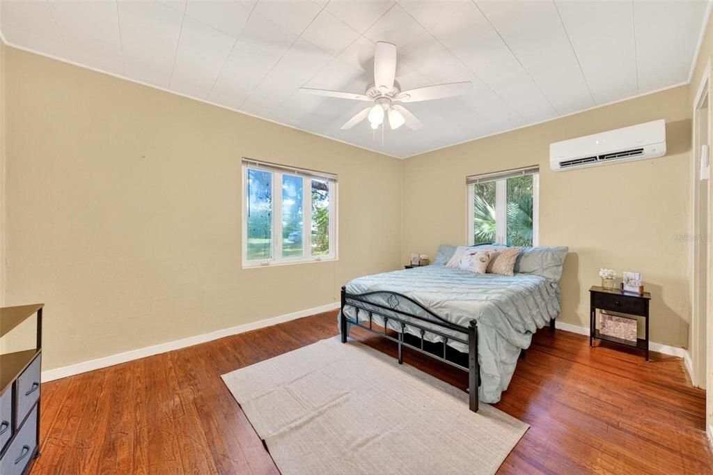 For Sale: $228,000 (2 beds, 2 baths, 949 Square Feet)