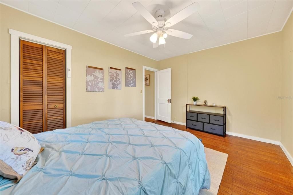 For Sale: $228,000 (2 beds, 2 baths, 949 Square Feet)