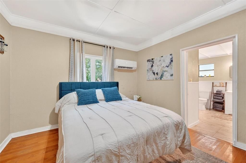 For Sale: $228,000 (2 beds, 2 baths, 949 Square Feet)