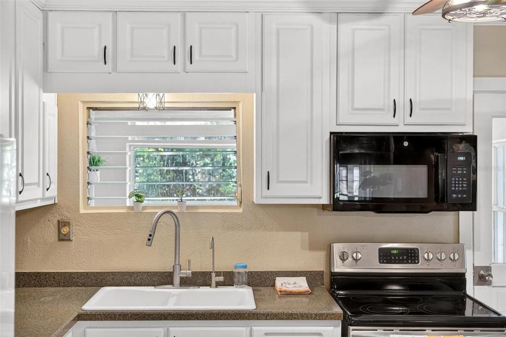 For Sale: $228,000 (2 beds, 2 baths, 949 Square Feet)