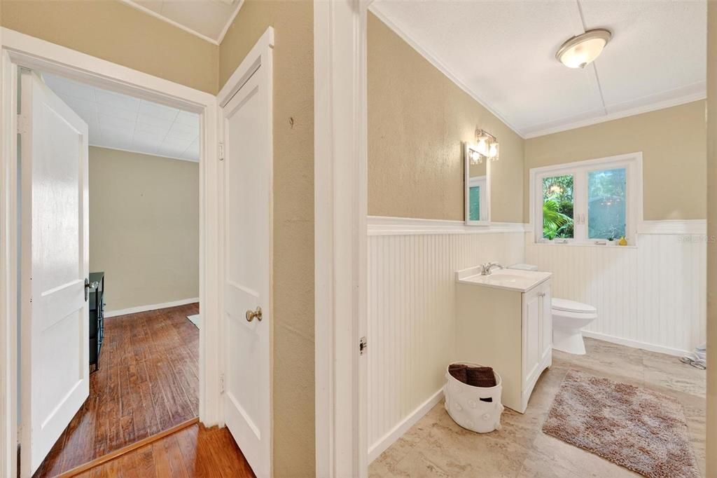 For Sale: $228,000 (2 beds, 2 baths, 949 Square Feet)
