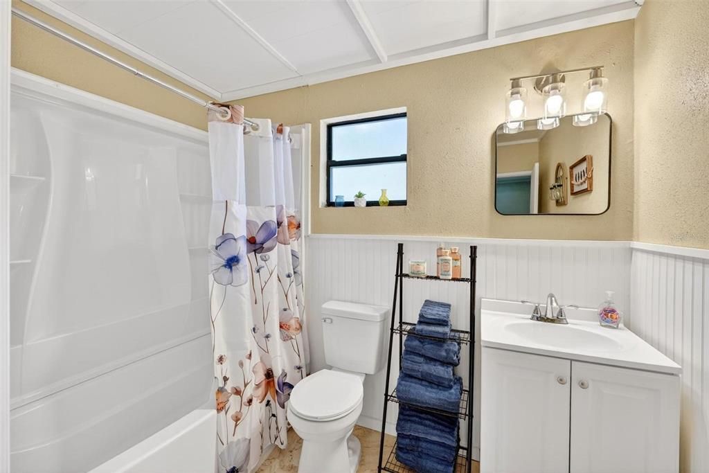 For Sale: $228,000 (2 beds, 2 baths, 949 Square Feet)