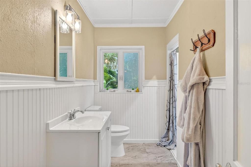 For Sale: $228,000 (2 beds, 2 baths, 949 Square Feet)