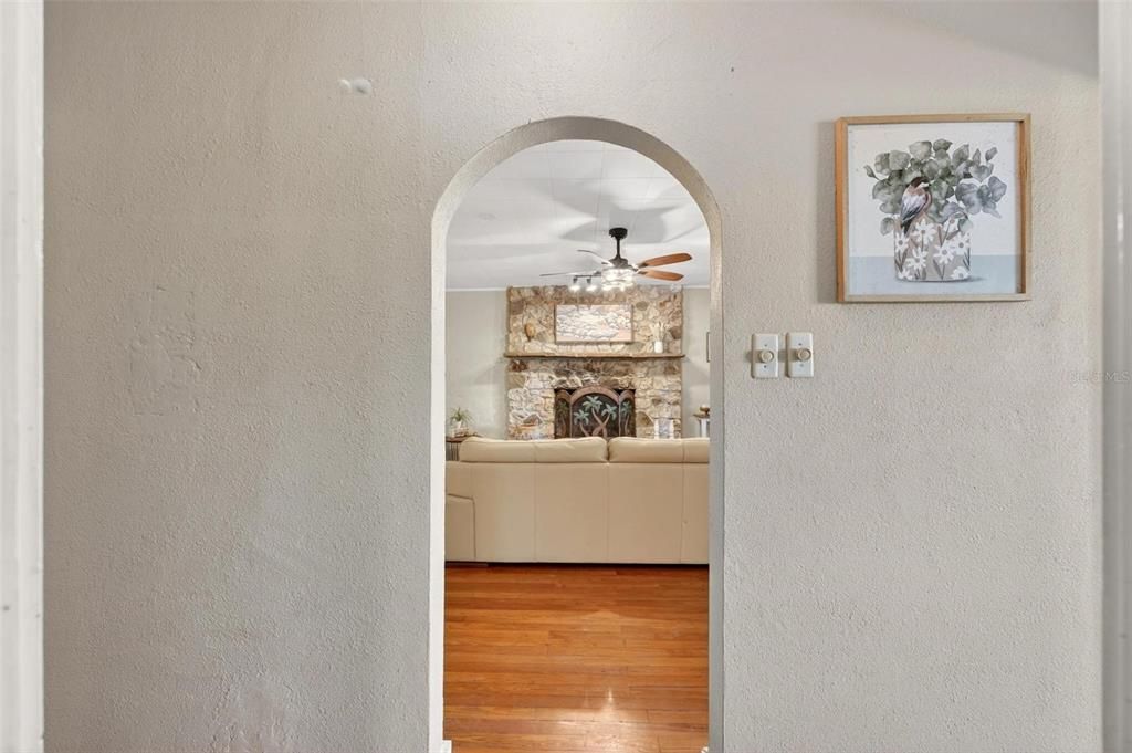 For Sale: $228,000 (2 beds, 2 baths, 949 Square Feet)