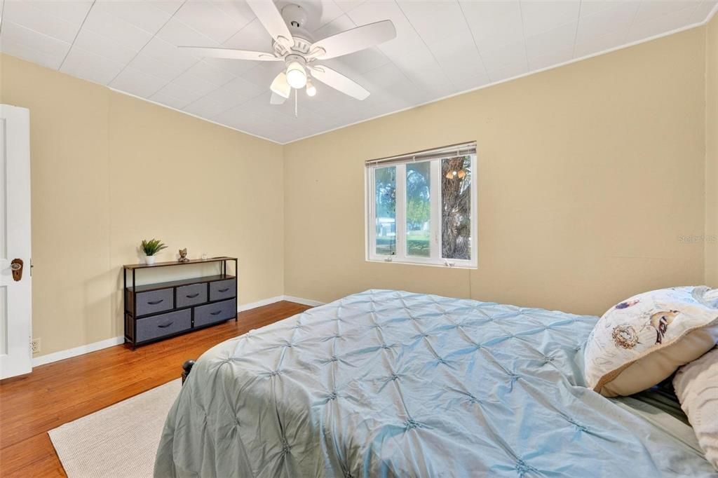 For Sale: $228,000 (2 beds, 2 baths, 949 Square Feet)