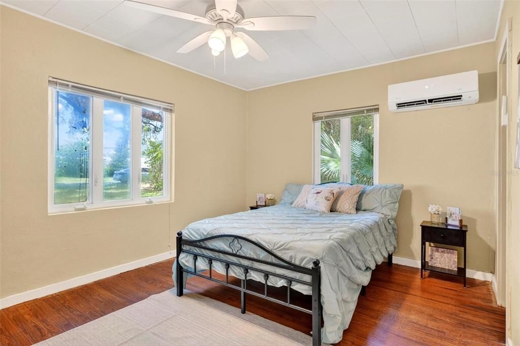 For Sale: $228,000 (2 beds, 2 baths, 949 Square Feet)
