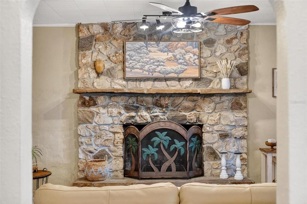 For Sale: $228,000 (2 beds, 2 baths, 949 Square Feet)