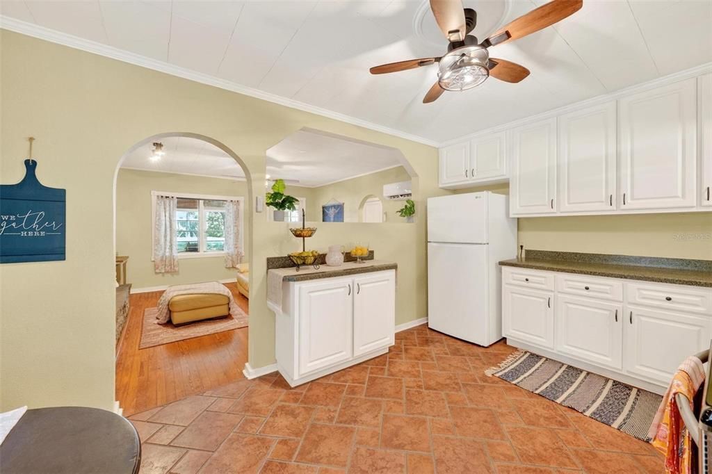 For Sale: $228,000 (2 beds, 2 baths, 949 Square Feet)