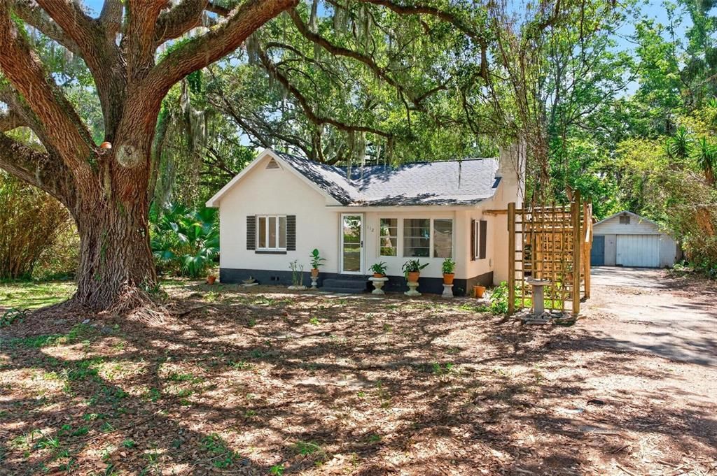 For Sale: $228,000 (2 beds, 2 baths, 949 Square Feet)