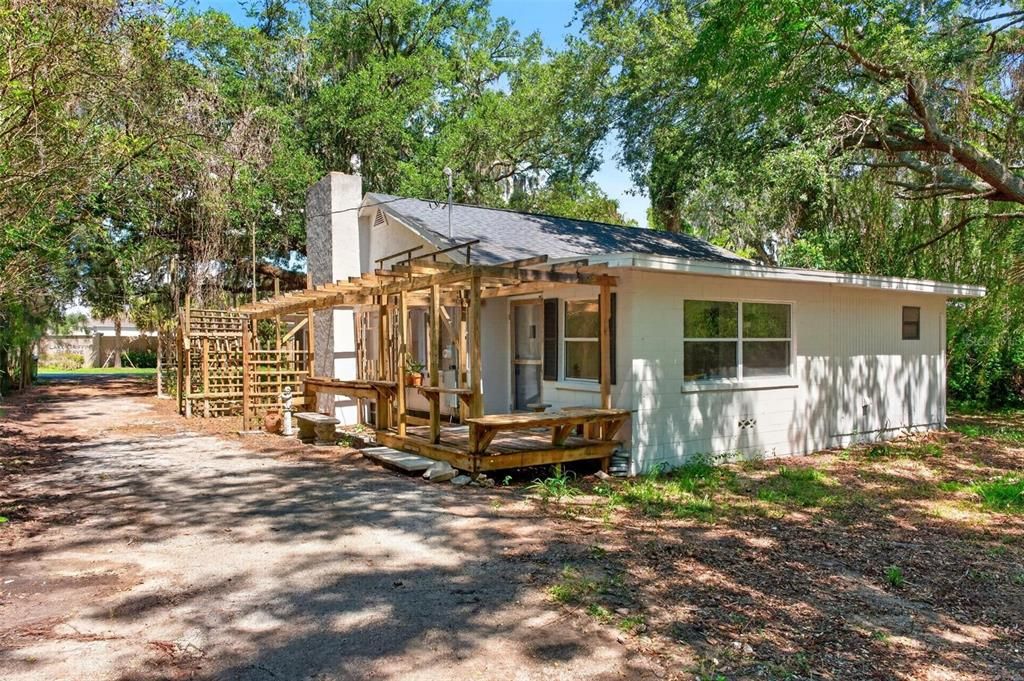 For Sale: $228,000 (2 beds, 2 baths, 949 Square Feet)