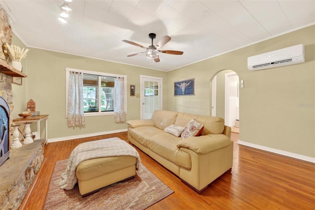 For Sale: $228,000 (2 beds, 2 baths, 949 Square Feet)