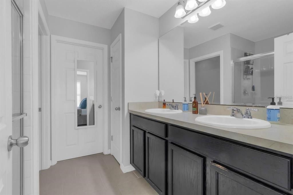 For Rent: $2,400 (4 beds, 2 baths, 1926 Square Feet)
