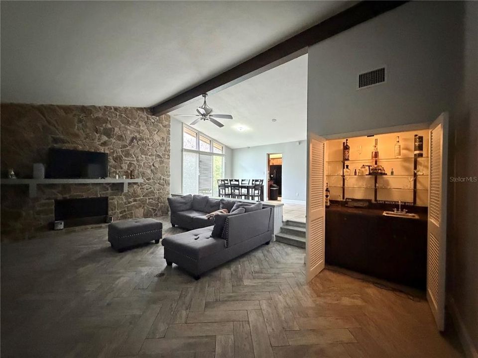 For Sale: $320,000 (2 beds, 2 baths, 2005 Square Feet)