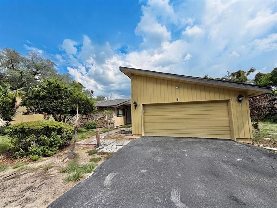 For Sale: $320,000 (2 beds, 2 baths, 2005 Square Feet)