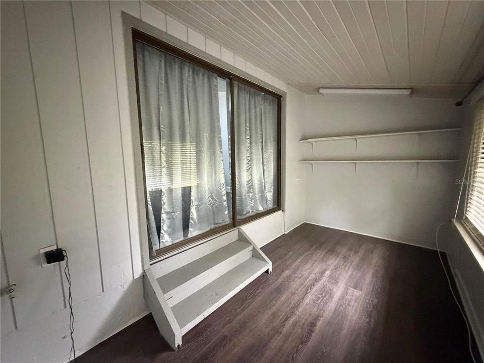 For Sale: $320,000 (2 beds, 2 baths, 2005 Square Feet)