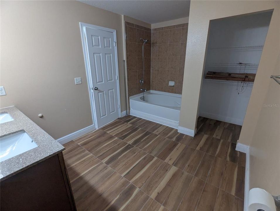 For Rent: $2,500 (4 beds, 2 baths, 2500 Square Feet)