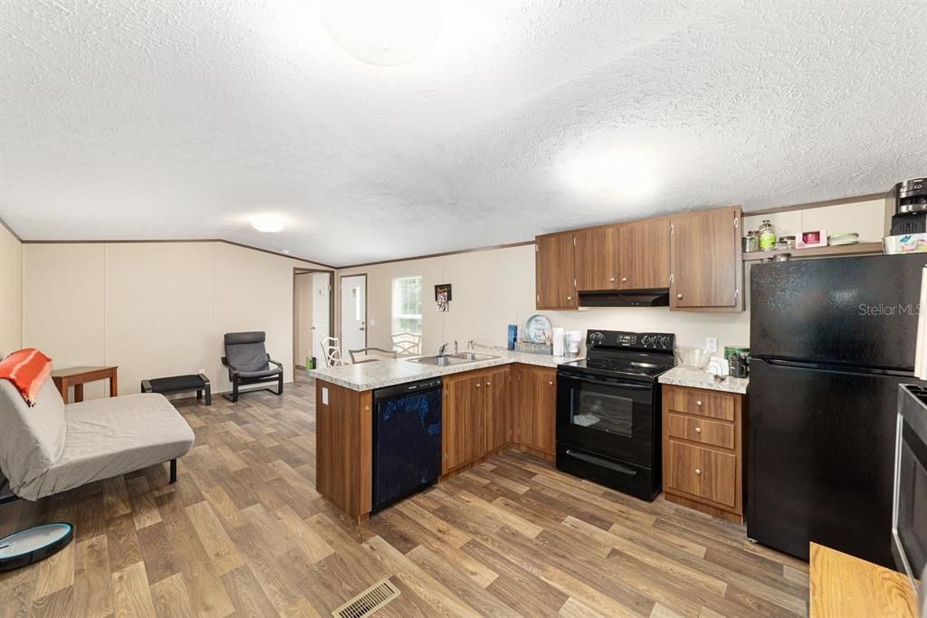 На продажу: $138,900 (2 спален, 1 ванн, 784 Квадратных фут)
