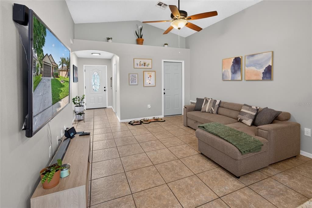 For Sale: $325,000 (3 beds, 2 baths, 1153 Square Feet)