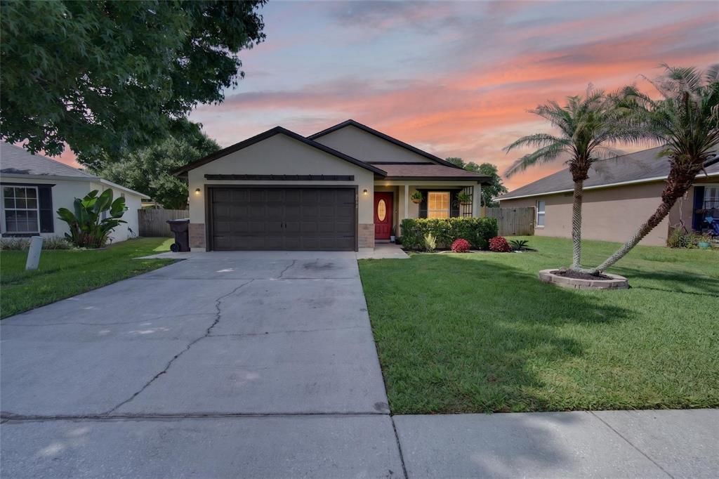 For Sale: $325,000 (3 beds, 2 baths, 1153 Square Feet)