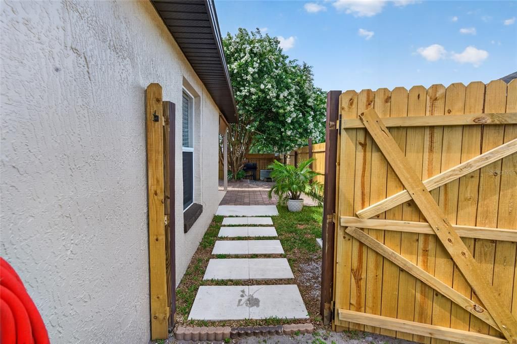 For Sale: $325,000 (3 beds, 2 baths, 1153 Square Feet)