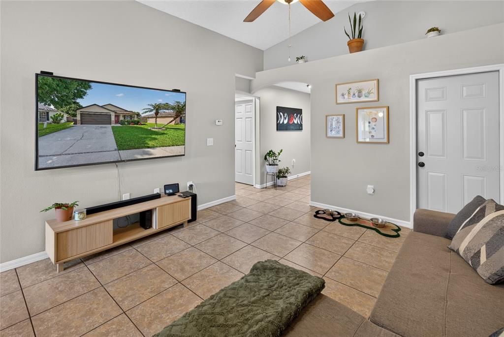 For Sale: $325,000 (3 beds, 2 baths, 1153 Square Feet)