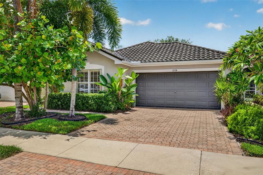 For Sale: $570,000 (2 beds, 2 baths, 1760 Square Feet)