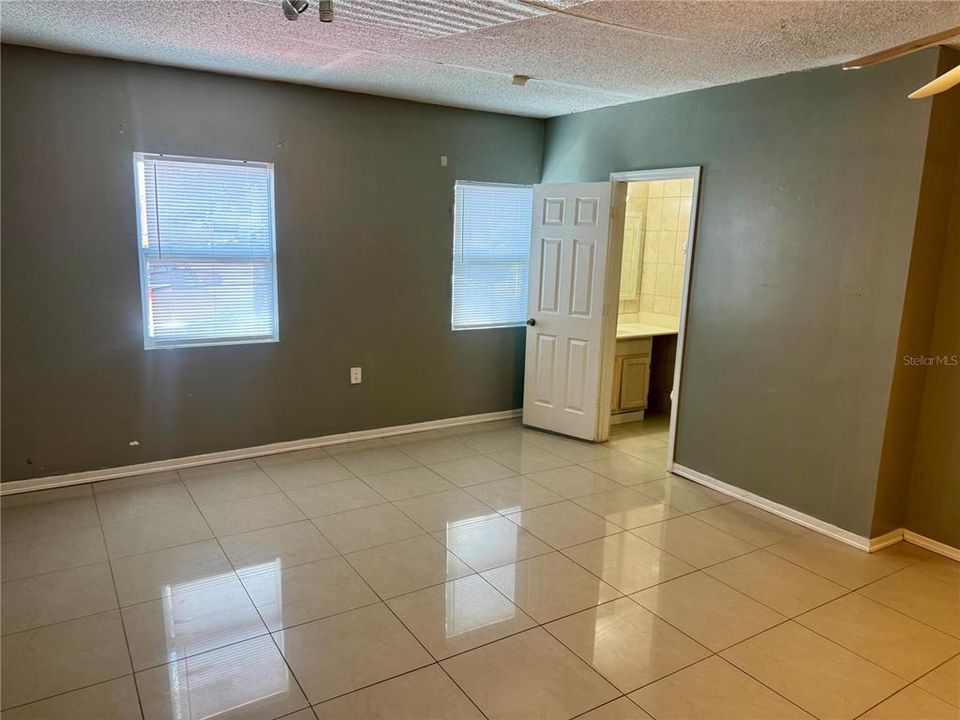 For Rent: $1,000 (0 beds, 1 baths, 400 Square Feet)
