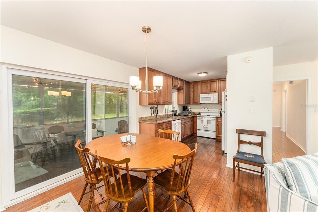 En Venta: $306,000 (3 camas, 2 baños, 1215 Pies cuadrados)
