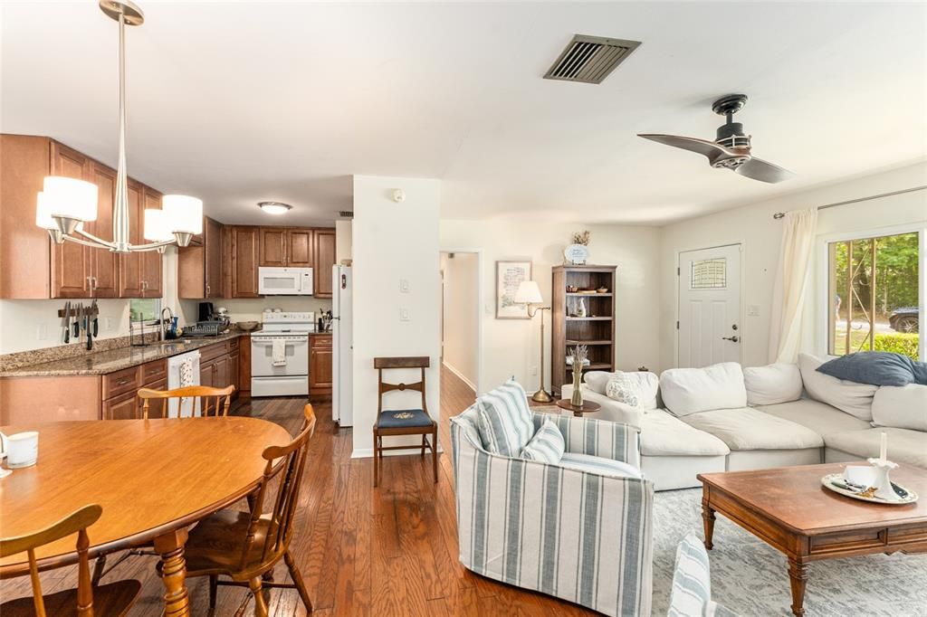 En Venta: $306,000 (3 camas, 2 baños, 1215 Pies cuadrados)