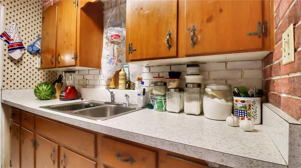 For Sale: $200,000 (3 beds, 1 baths, 1248 Square Feet)