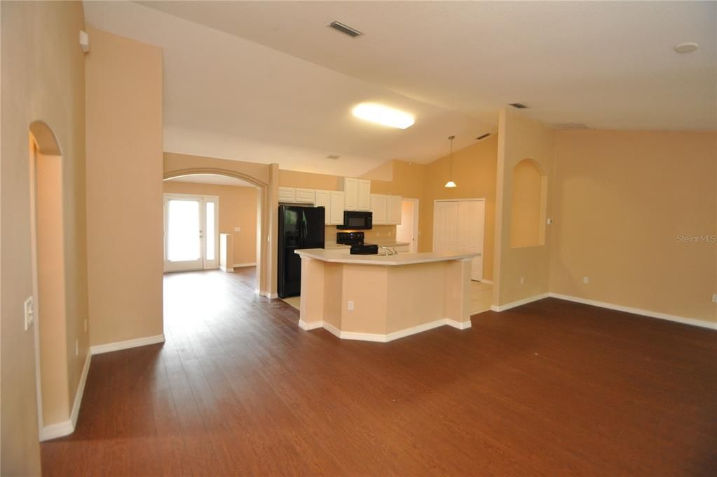 For Rent: $2,000 (3 beds, 2 baths, 2020 Square Feet)