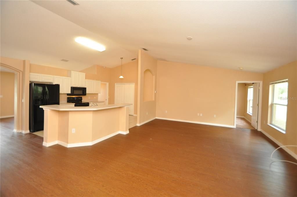 For Rent: $2,000 (3 beds, 2 baths, 2020 Square Feet)
