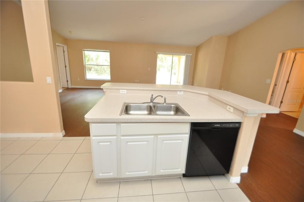 For Rent: $2,000 (3 beds, 2 baths, 2020 Square Feet)