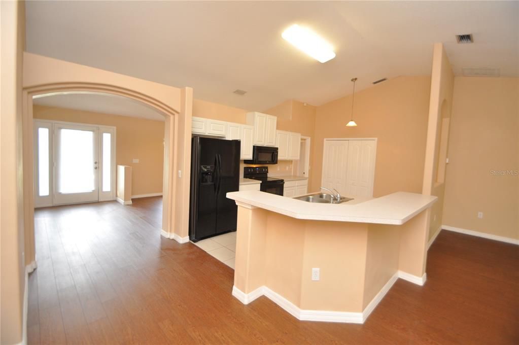 For Rent: $2,000 (3 beds, 2 baths, 2020 Square Feet)