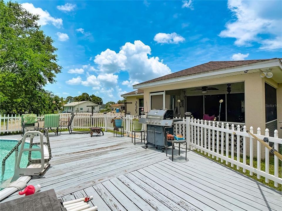 For Sale: $280,000 (3 beds, 2 baths, 1408 Square Feet)