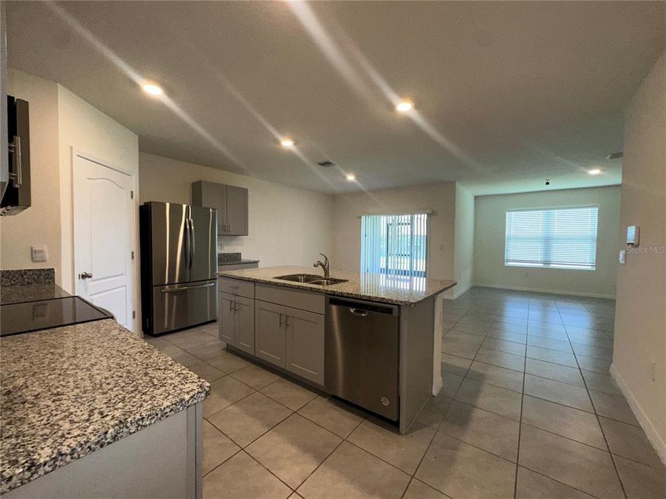 For Rent: $2,450 (4 beds, 2 baths, 1846 Square Feet)