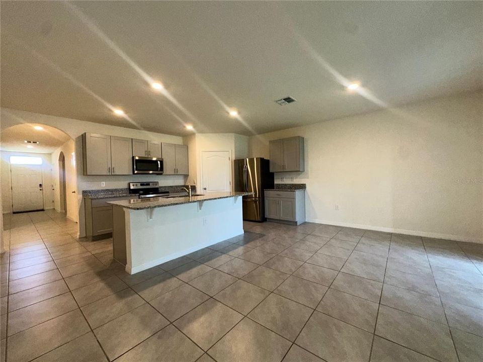 For Rent: $2,450 (4 beds, 2 baths, 1846 Square Feet)