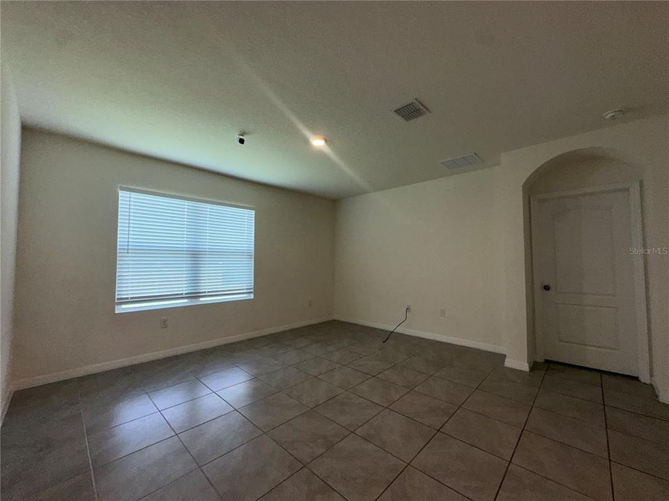 For Rent: $2,450 (4 beds, 2 baths, 1846 Square Feet)