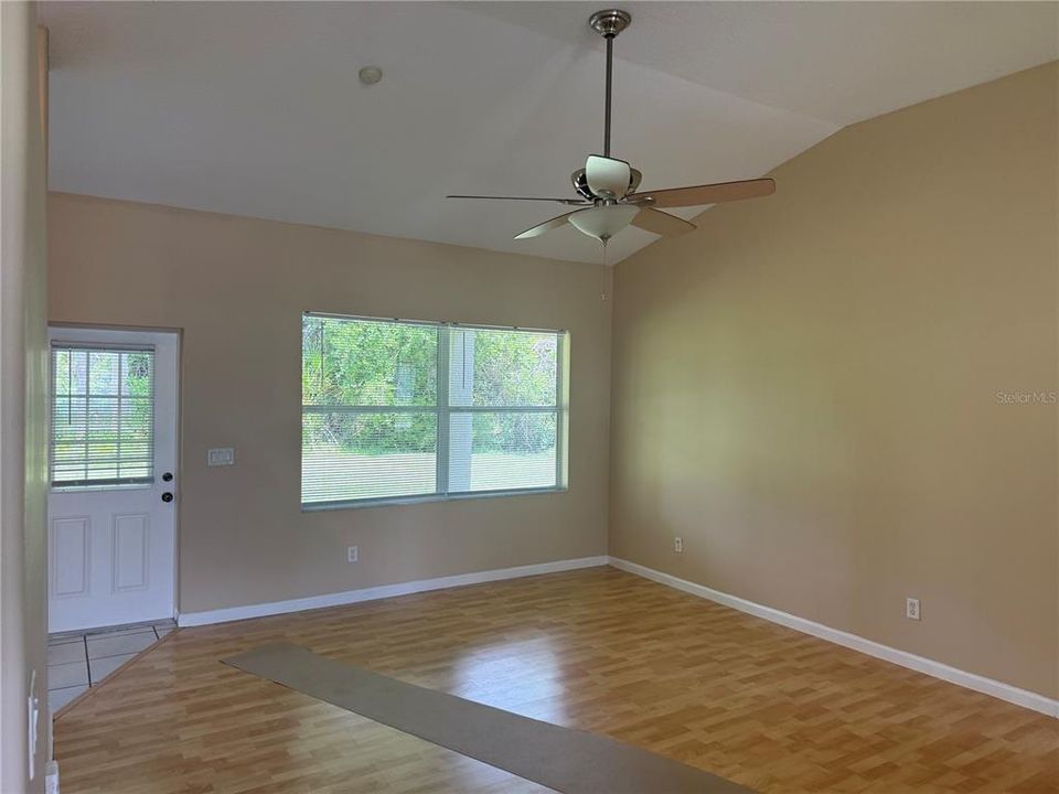 For Rent: $1,800 (3 beds, 2 baths, 1700 Square Feet)