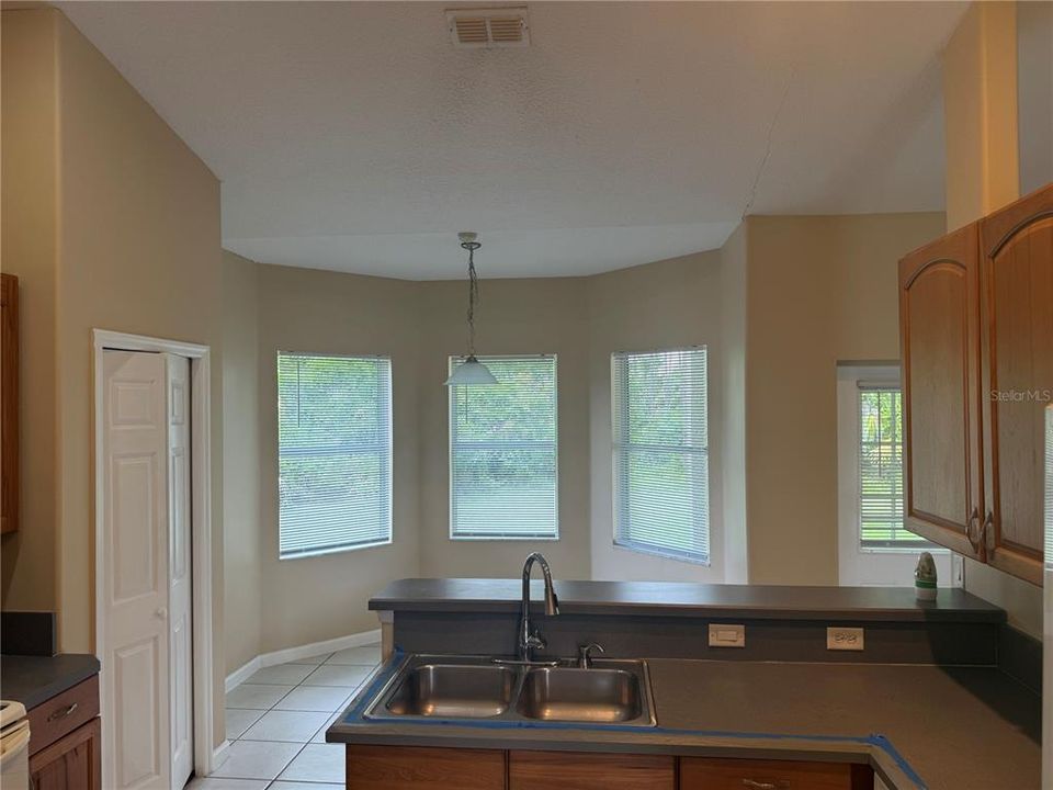 For Rent: $1,800 (3 beds, 2 baths, 1700 Square Feet)