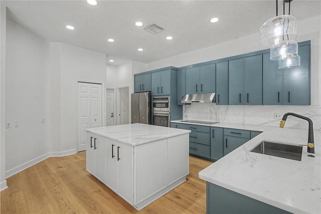 En Venta: $1,065,000 (5 camas, 3 baños, 3042 Pies cuadrados)