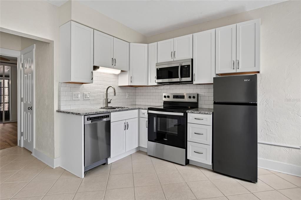 For Sale: $320,000 (1 beds, 1 baths, 480 Square Feet)