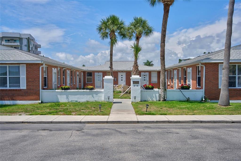 For Sale: $320,000 (1 beds, 1 baths, 480 Square Feet)