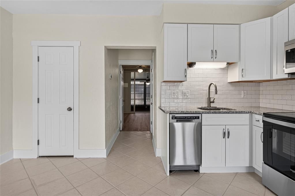 For Sale: $320,000 (1 beds, 1 baths, 480 Square Feet)