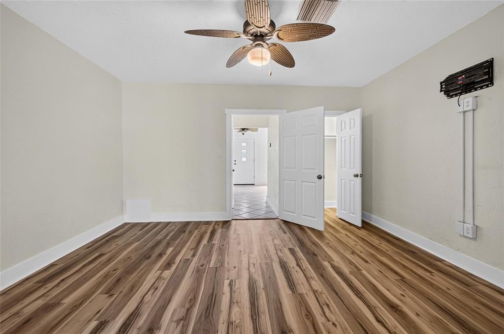 For Sale: $320,000 (1 beds, 1 baths, 480 Square Feet)