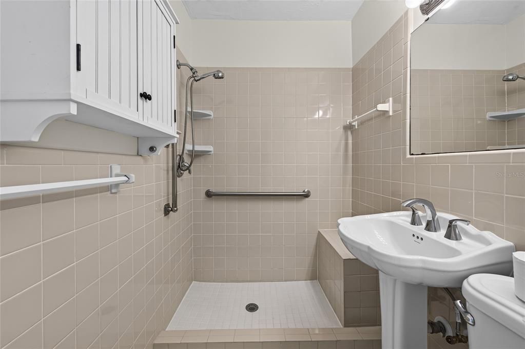 For Sale: $320,000 (1 beds, 1 baths, 480 Square Feet)