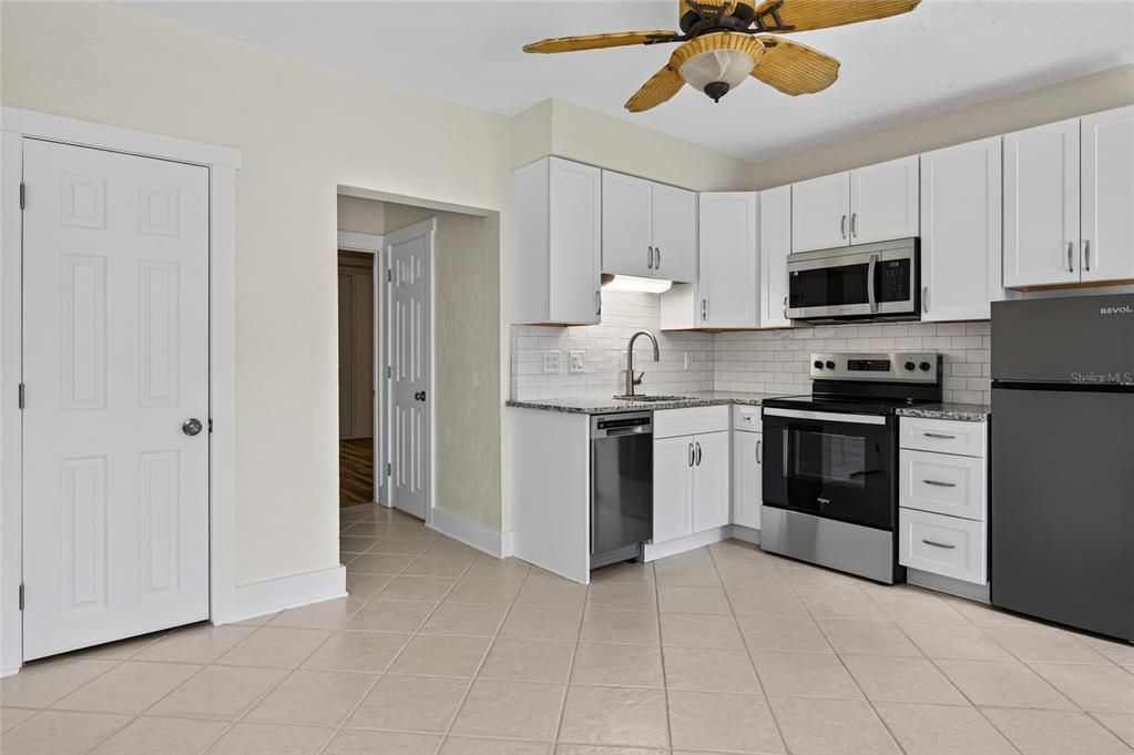 For Sale: $320,000 (1 beds, 1 baths, 480 Square Feet)