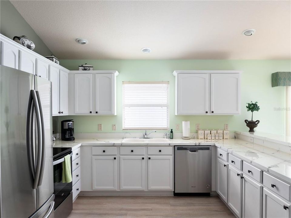 For Sale: $353,900 (3 beds, 2 baths, 1398 Square Feet)