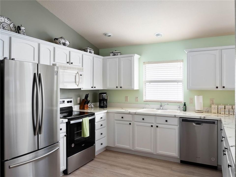 For Sale: $353,900 (3 beds, 2 baths, 1398 Square Feet)