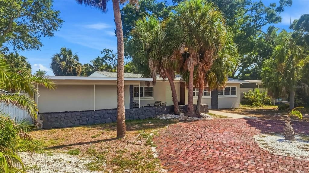 For Sale: $645,000 (3 beds, 2 baths, 1781 Square Feet)